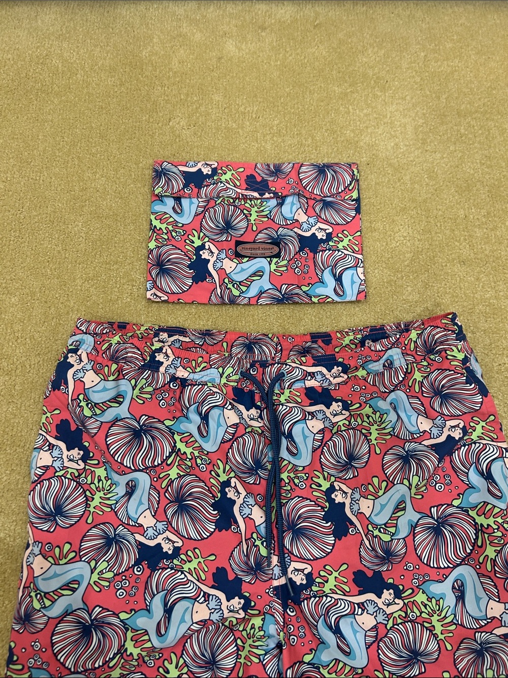 New Vineyard Vines Colorful Mermaid & Shell Print Swim Trunks and Pouch - Picture 7 of 15